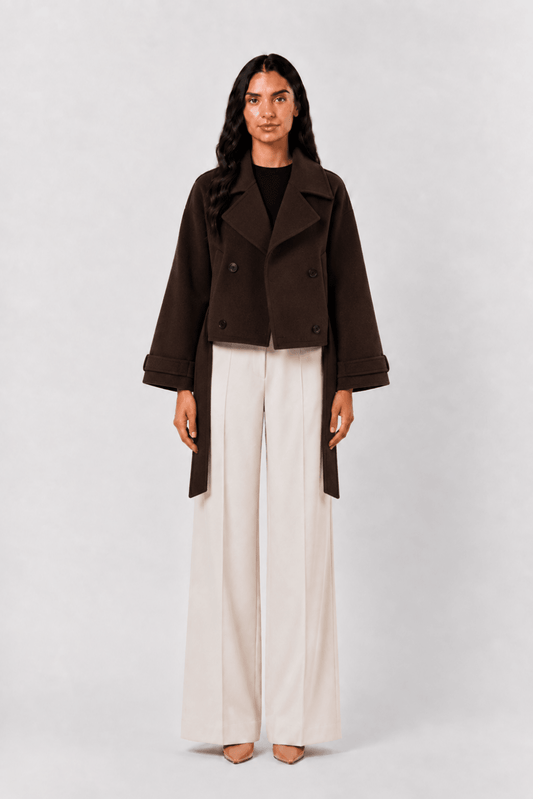 Chaqueta cruzada de corte estructurado de la marca Vera Serrat, con diseño elegante y detalles en la imagen.