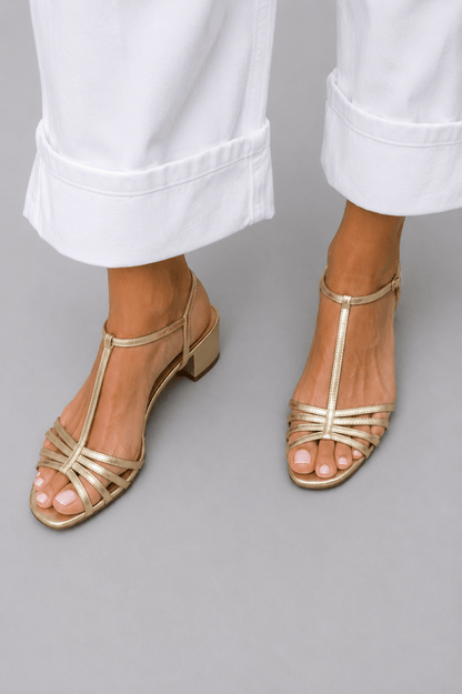 Sandalias elegantes de tacón bajo Vera Serrat, con diseño sofisticado y detalles en la parte superior, ideales para ocasiones formales.