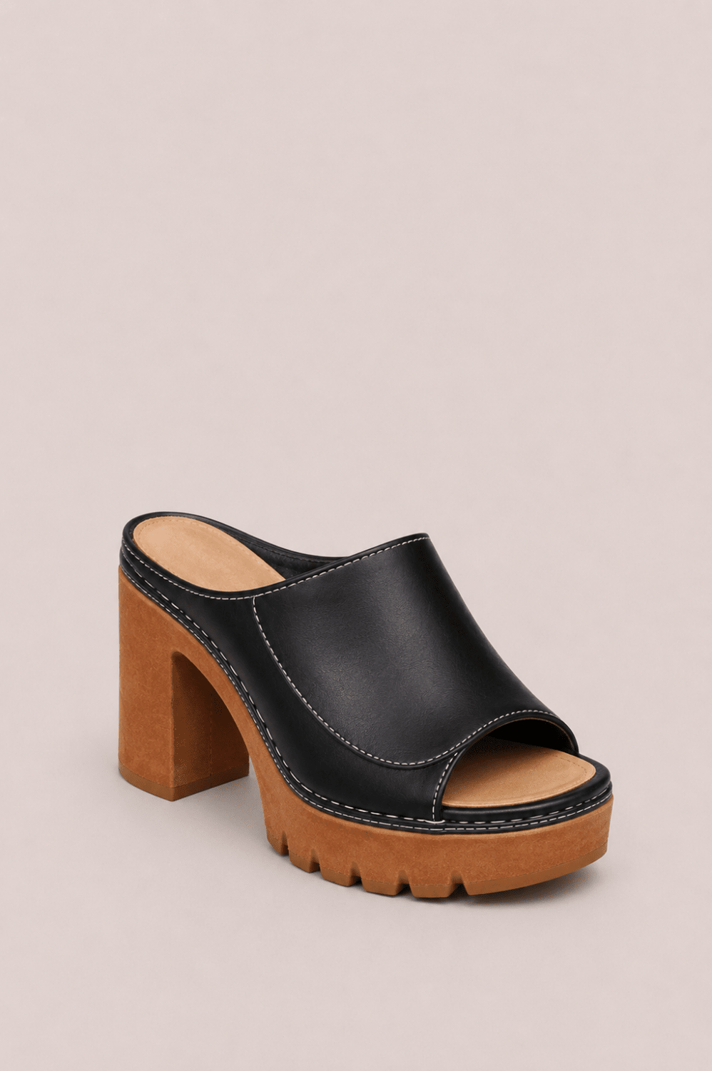 Sandalias de plataforma Mireya de Vera Serrat con tacón ancho y suela resistente, en color negro.