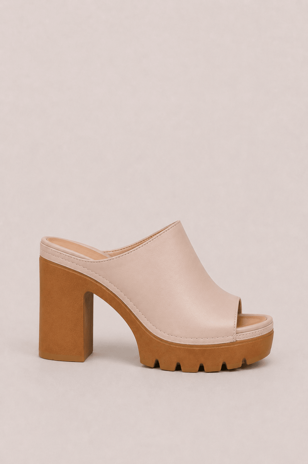 Sandalias de plataforma Vera Serrat Mireya con tacón ancho y diseño moderno, vistas desde el lado mostrando la suela y correa.