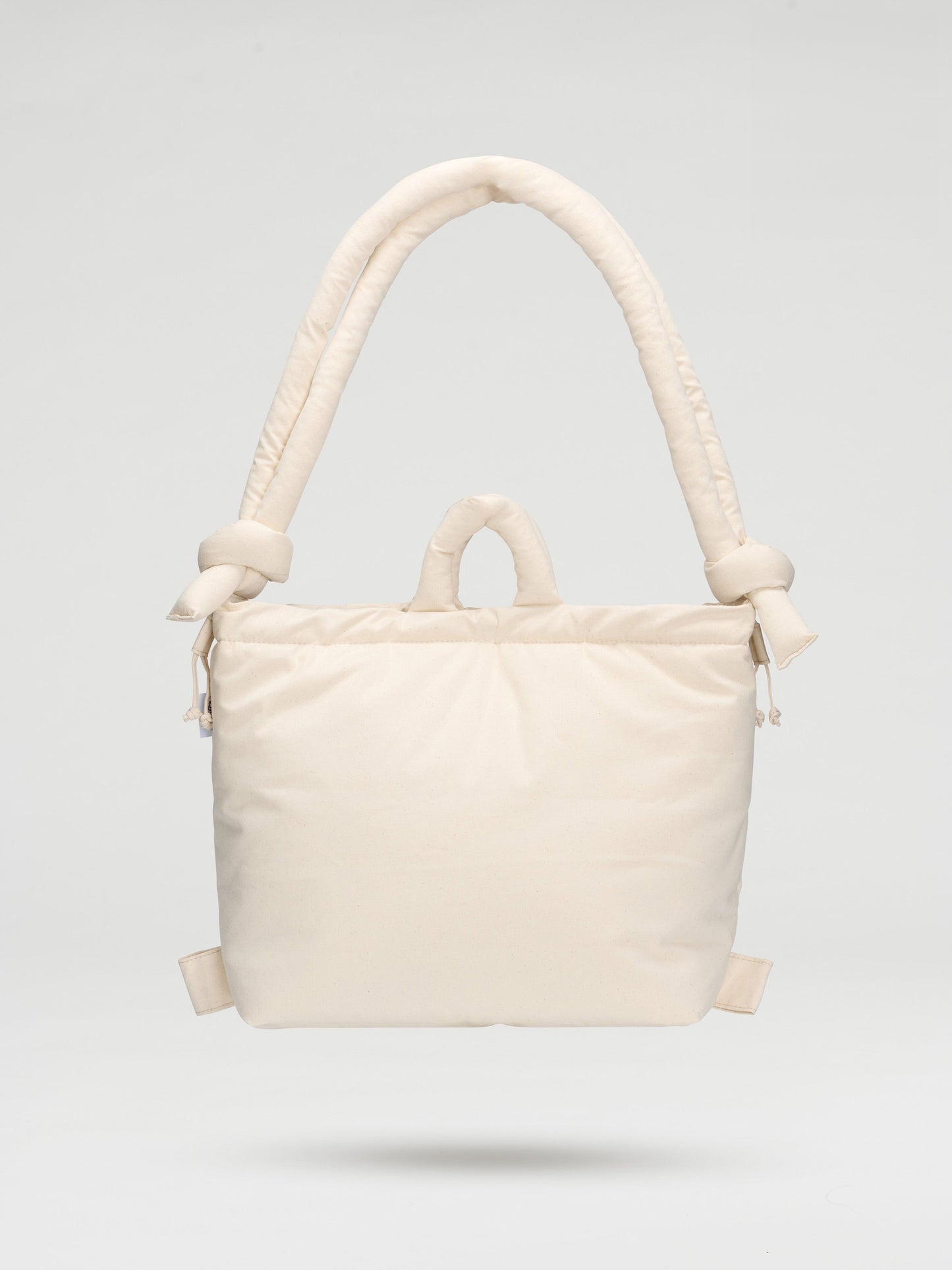 Bolso blando Ona de Vera Serrat en color crudo, con diseño elegante y detalles suaves, ideal para uso diario.