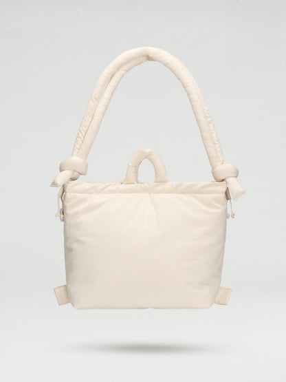 Bolso blando Ona de Vera Serrat en color crudo, con diseño elegante y detalles suaves, ideal para uso diario.