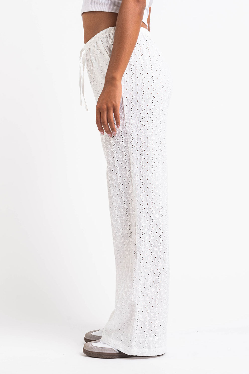 Pantalón de lino recto con encaje blanco de MADLADY, con detalles de encaje en la cintura y caída elegante en la imagen.