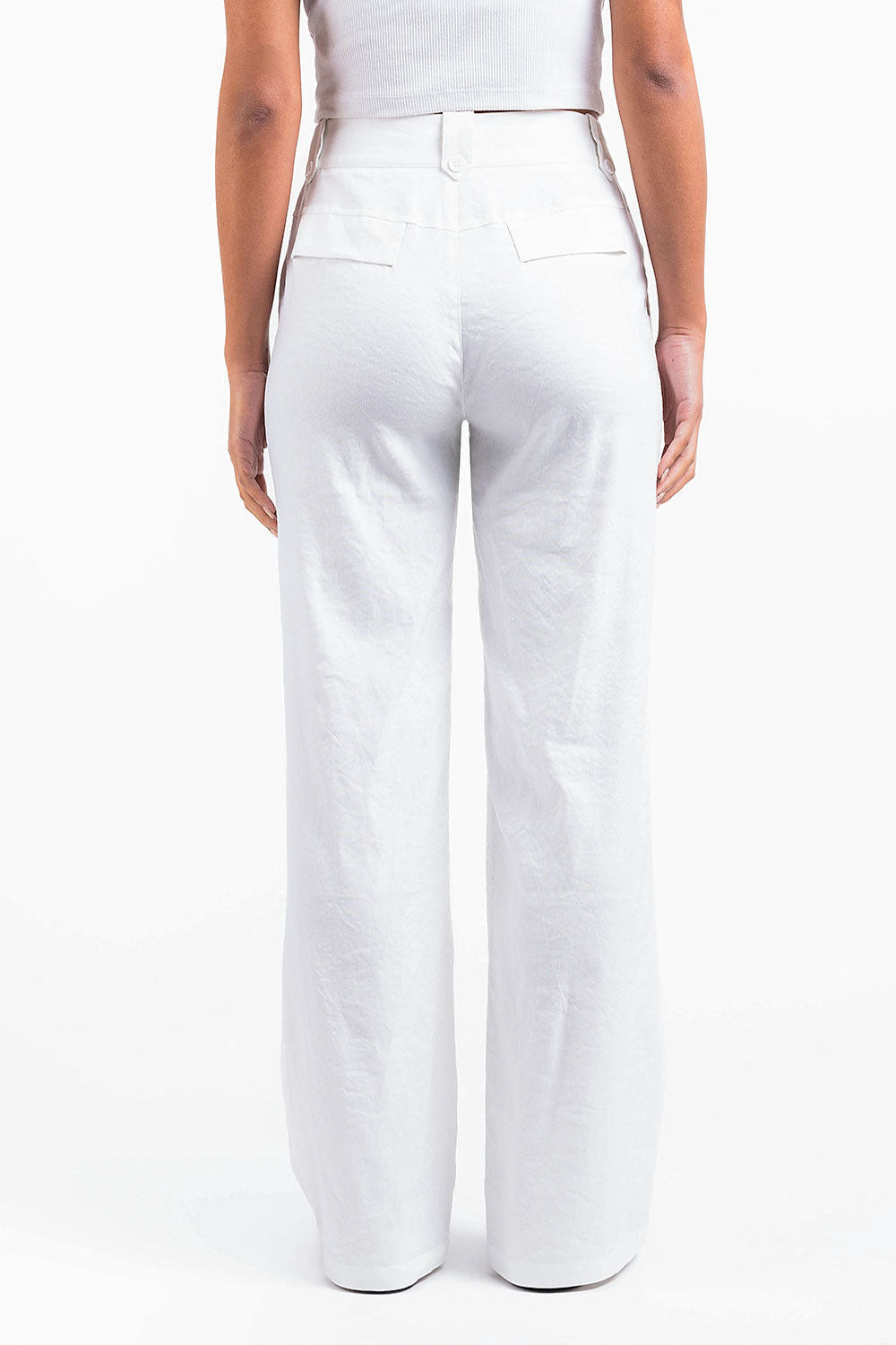 Pantalón recto de tiro alto MADLADY en lino blanco, vista frontal del diseño y textura del tejido.