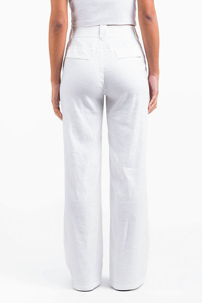 Pantalón recto de tiro alto MADLADY en lino blanco, vista frontal del diseño y textura del tejido.