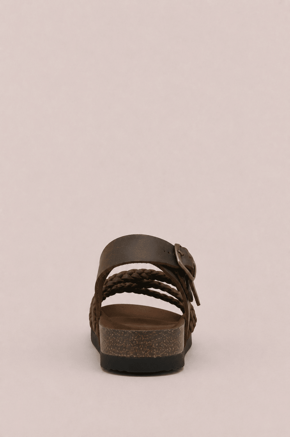 Sandalias trenzadas elegantes de Vera Serrat, con diseño de tiras y suela de color neutro, ideales para ocasiones formales.