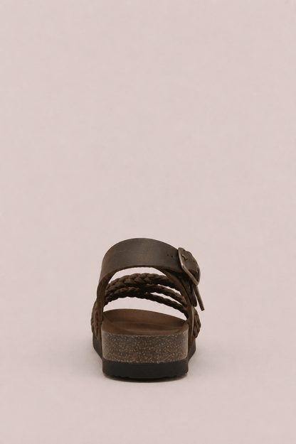 Sandalias trenzadas elegantes de Vera Serrat, con diseño de tiras y suela de color neutro, ideales para ocasiones formales.