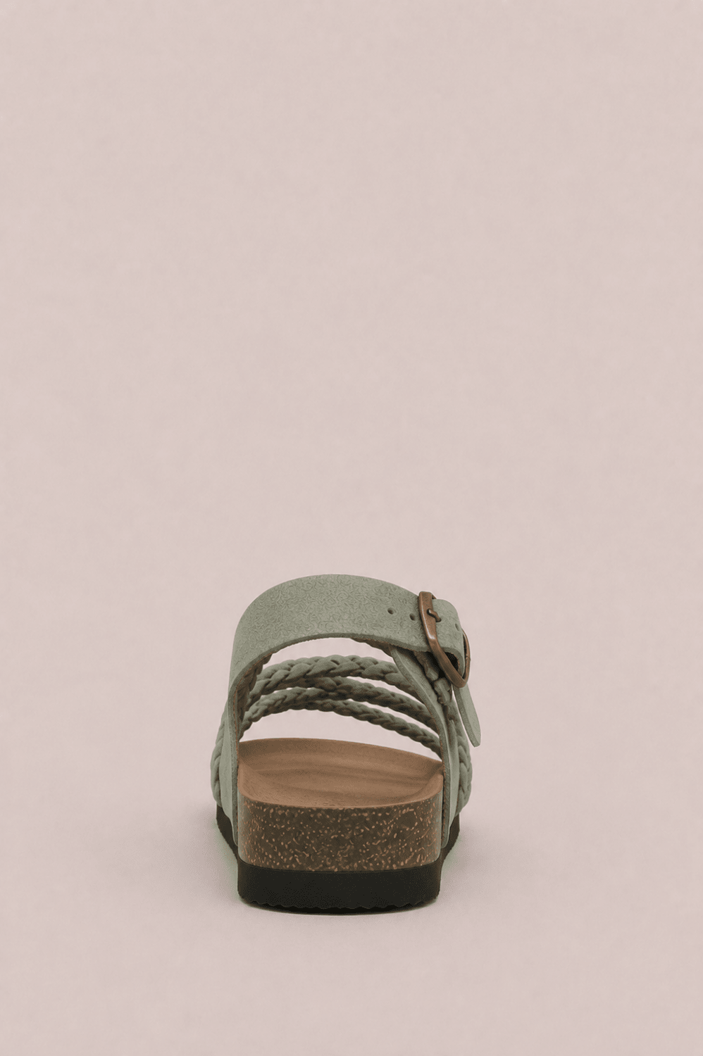 Sandalias trenzadas elegantes de Vera Serrat, con diseño sofisticado y detalles en cuero suave.