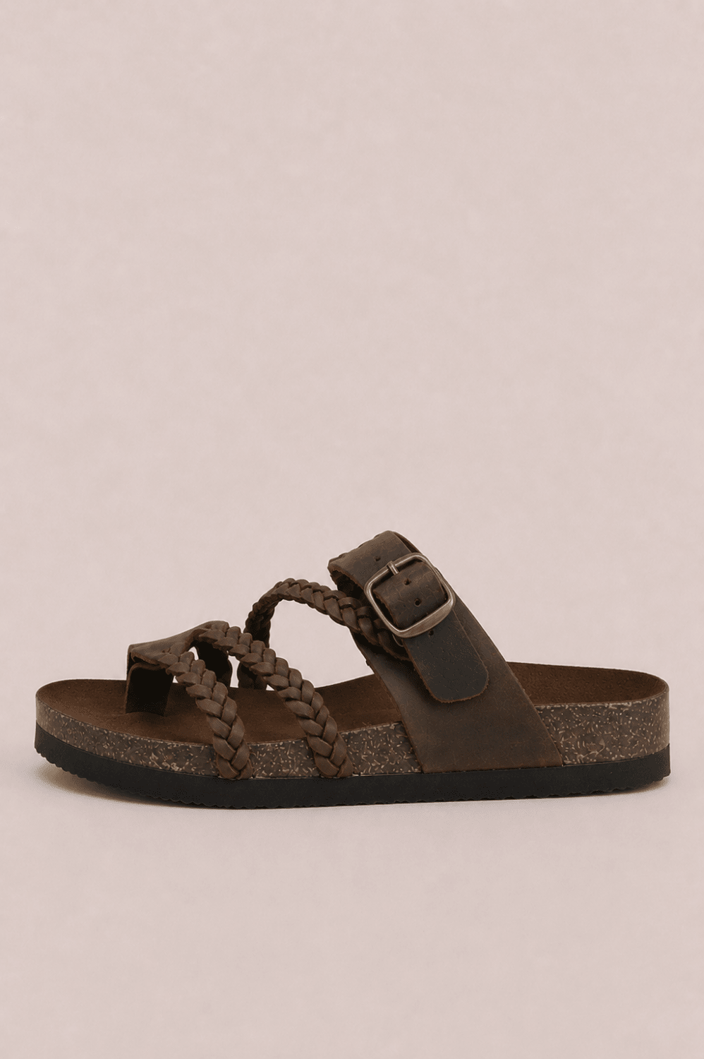 Sandalias trenzadas elegantes de Vera Serrat, con diseño moderno y cómodo, en color neutro y suela de goma.