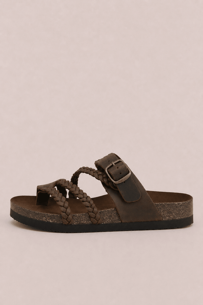 Sandalias trenzadas elegantes de Vera Serrat, con diseño moderno y cómodo, en color neutro y suela de goma.
