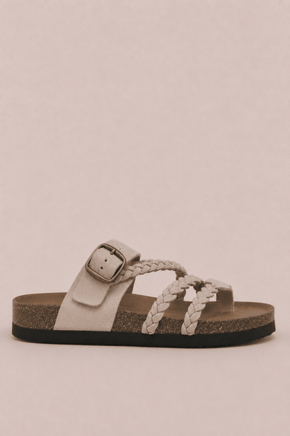 Sandalias trenzadas elegantes de Vera Serrat, con diseño sofisticado y detalles en piel en color neutro.