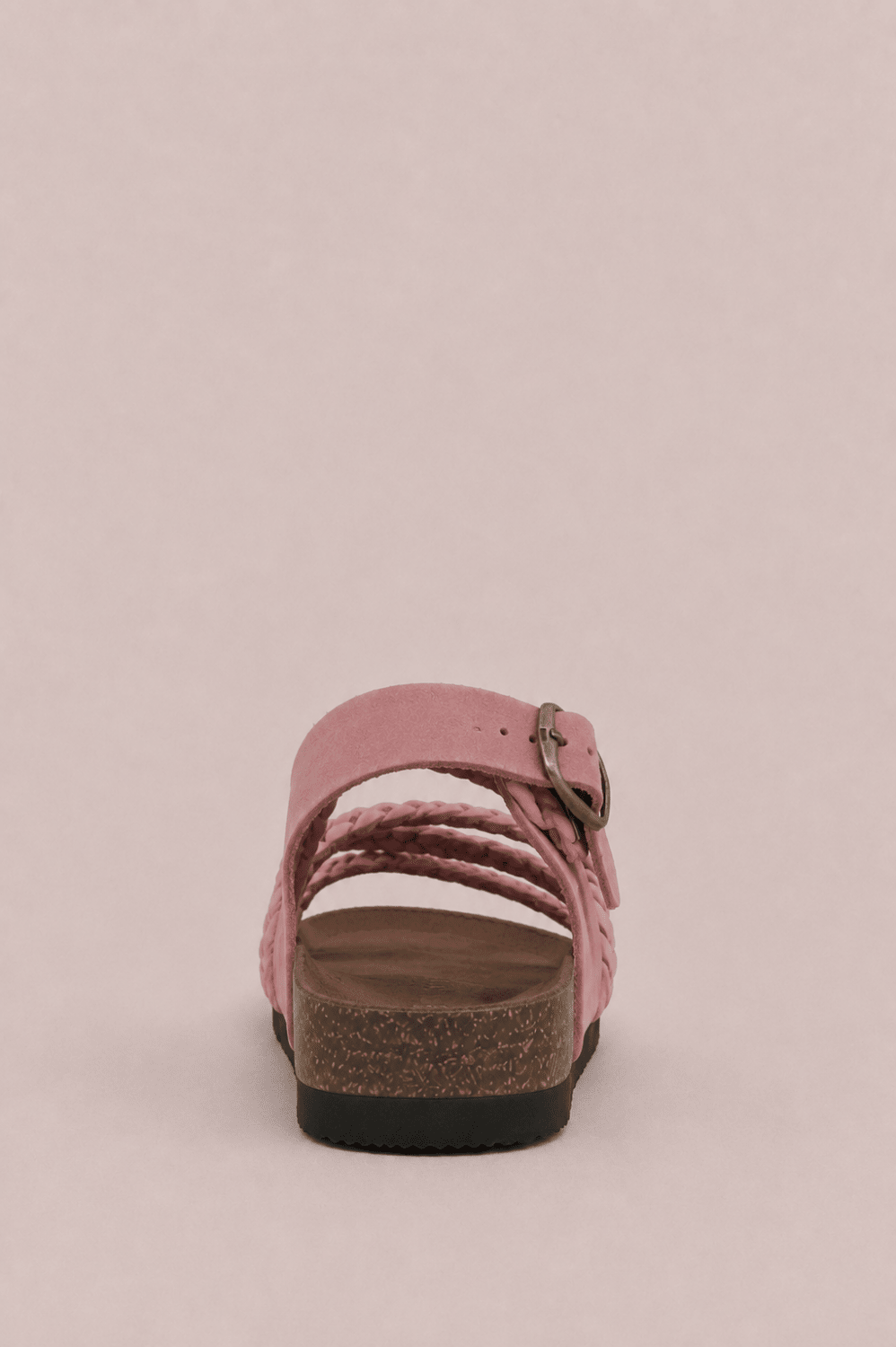 Sandalias trenzadas elegantes de Vera Serrat, con diseño sofisticado y detalles en tiras, ideales para looks casuales y formales.