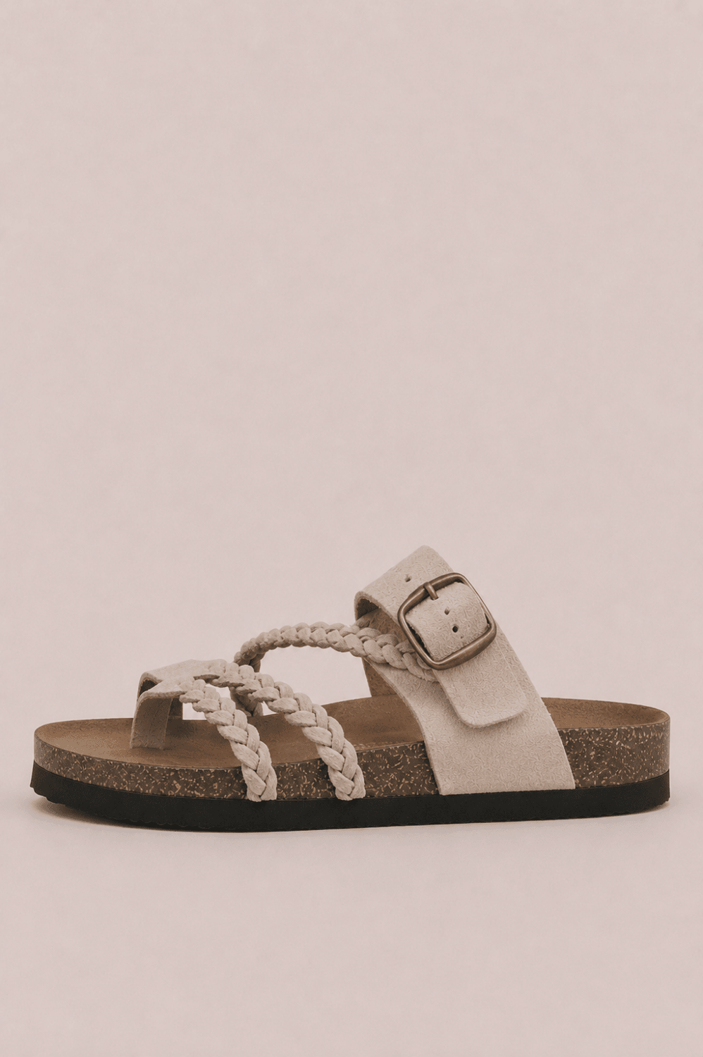 Sandalias trenzadas elegantes de Vera Serrat, con diseño sofisticado y detalles en cuero, ideales para ocasiones formales.