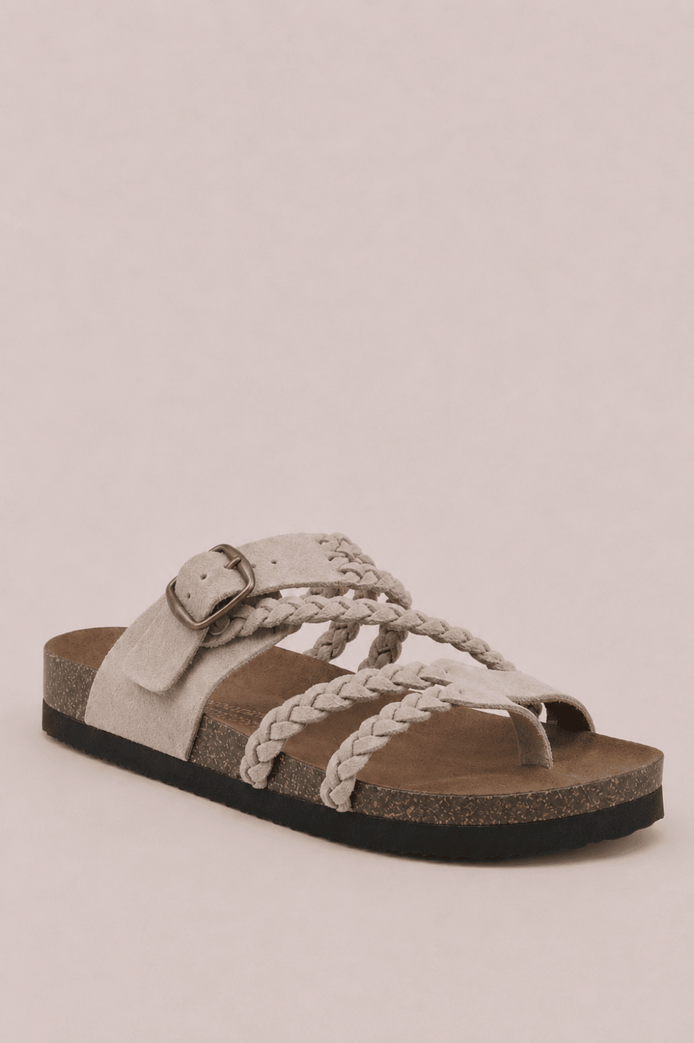 Sandalias trenzadas elegantes de Vera Serrat, con diseño moderno y detalles en cuero, ideal para looks sofisticados.