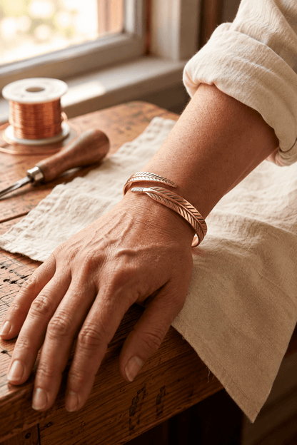 Vera | Pulsera de Cobre con Pluma Grabada a Mano - Vera Serrat