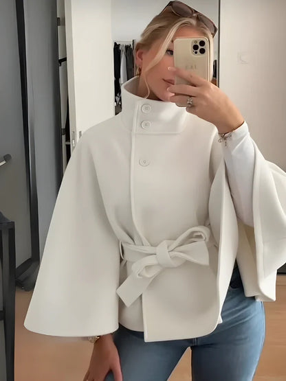 Capa Elegante con Cuello Alto y Cinturón