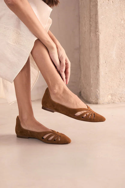 Zapato plano marrón de la marca Ganzitos, modelo Selva Ante Ferra, con detalles de diseño en la parte superior.
